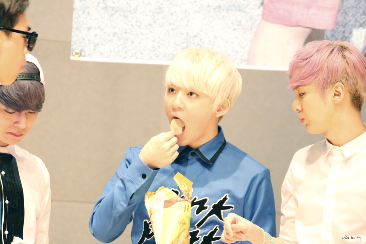 150712 목동 팬사인회 #틴탑 #리키
<a href="/TEEN_TOP/">틴탑(TEEN TOP)</a> 1년전의 냠냠 창현아~♡^ ^
i.imgur.com/dN0Uux1.jpg
i.imgur.com/kQ7K11E.jpg