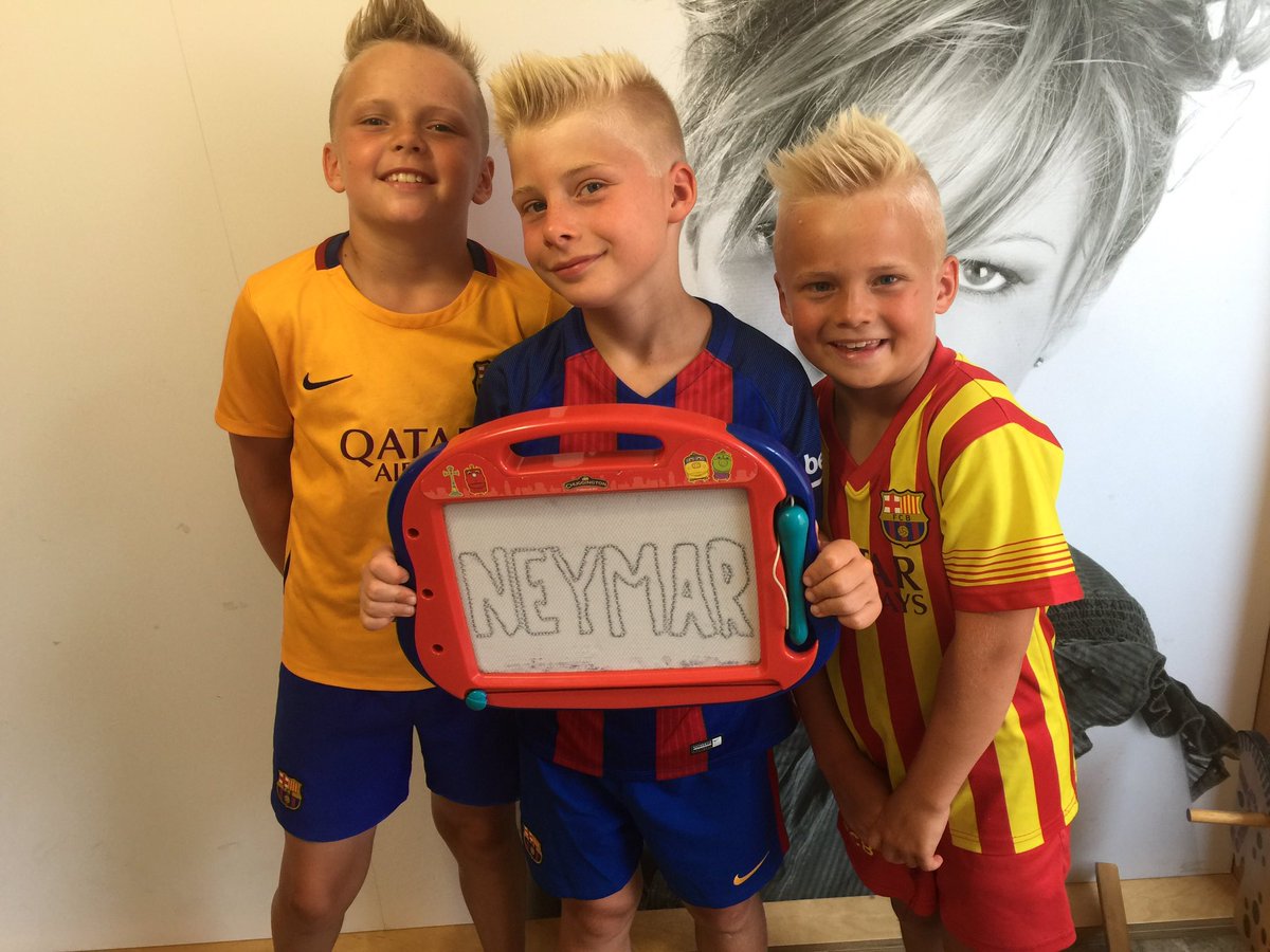 ceciliegotaas's tweet photo. @neymarjr boys getting a hear cut in spain, right shirts for the occasion👍🤗 https://t.co/t0BCc2KTyP
