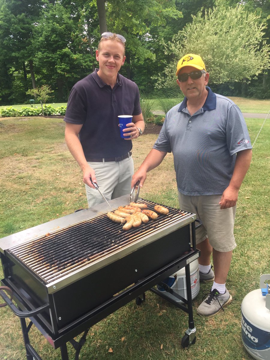 WGR550's tweet image. Grilling up some Hanzlian's sausage at our Golf Tournament. Chicken or Italian? #ad