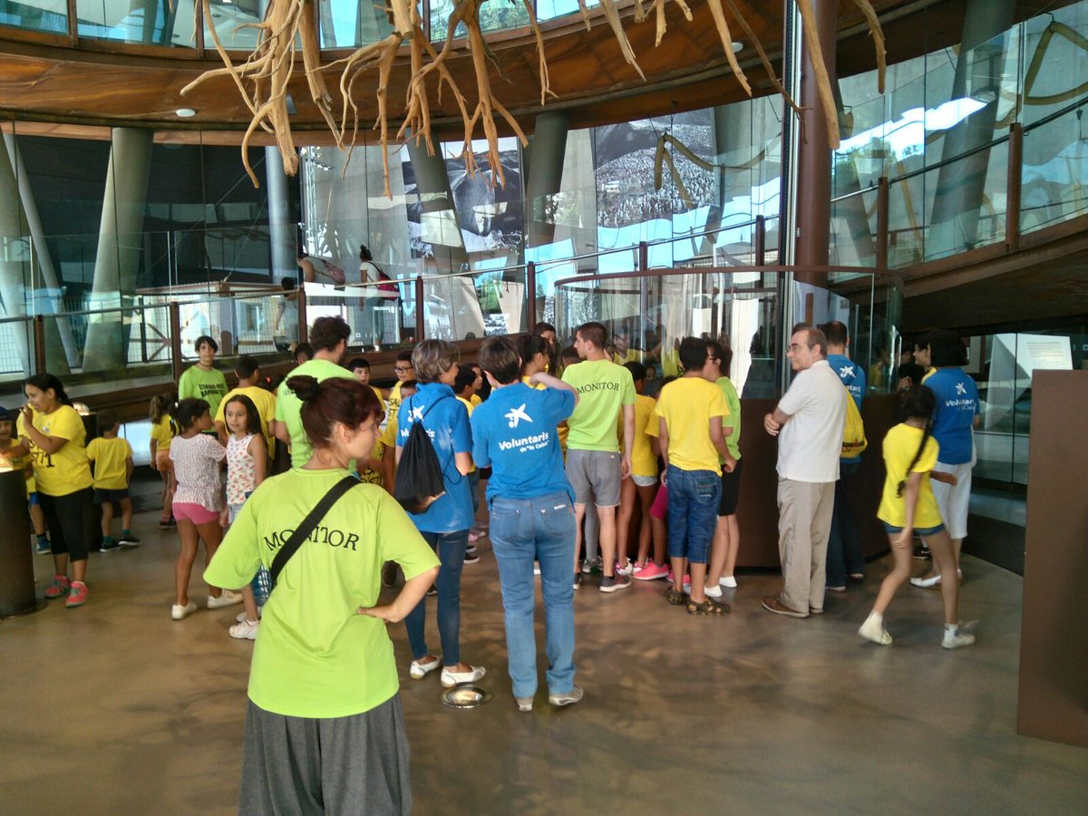 voluntariscaixa's tweet photo. Avui els #voluntaris  @FundlaCaixaCAT @infoCaixa_cat  a @CosmoCaixa_CAT amb @AJBarnabitas #voluntarislacaixa https://t.co/oWStJB0Gda