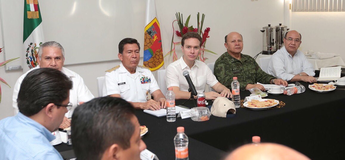 VelascoM_'s tweet photo. Con los Comandantes de la Marina y el Ejército en el Cuartel de la XIV Zona Naval evaluando estrategia de seguridad. https://t.co/L3FT3zdYG2