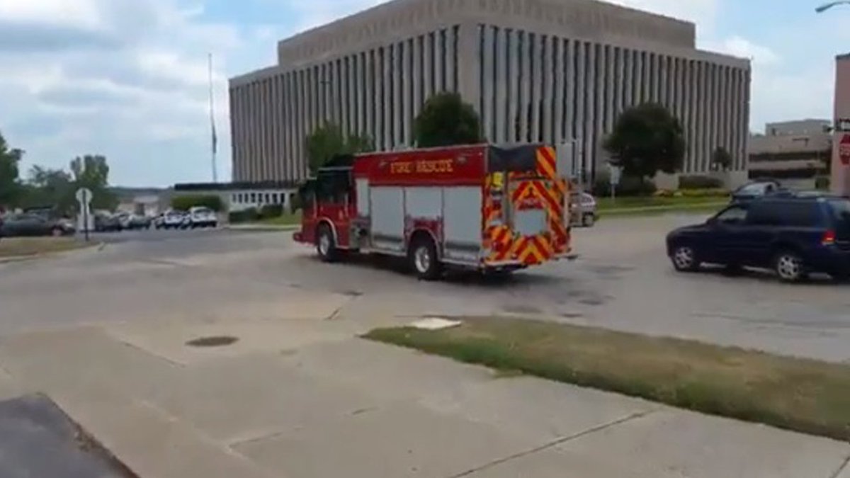 Latest on Michigan shooting: - 2 bailiffs shot dead - 1 deputy injured - Suspect killed bit.ly/29tbgPn?utm_me… https://t.co/JWnWpuJhYq