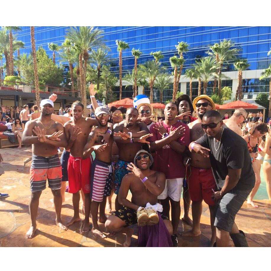 CaliEatsGreedy's tweet photo. 2010 Bldg45 #PvTaughtMe College is what you make it n if you do it right you can leave with a solid group of friends https://t.co/2fZfgfVmjk