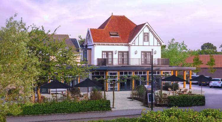 Afgelopen vrijdag het glas en schilderwerk opgeleverd bij badhotel Renesse. Hier de foto s voor en na de renovatie.