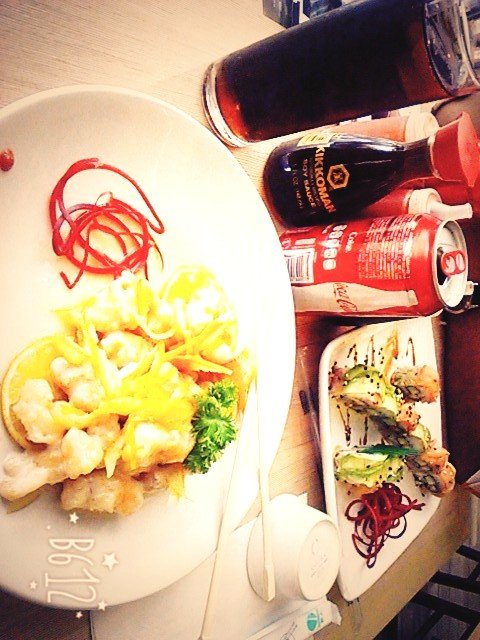 bubbleyun2's tweet photo. Delicious 😋!! Food 😋 #sushi #tendermoments!! 🍣❤ https://t.co/Qvgq2eCm6p