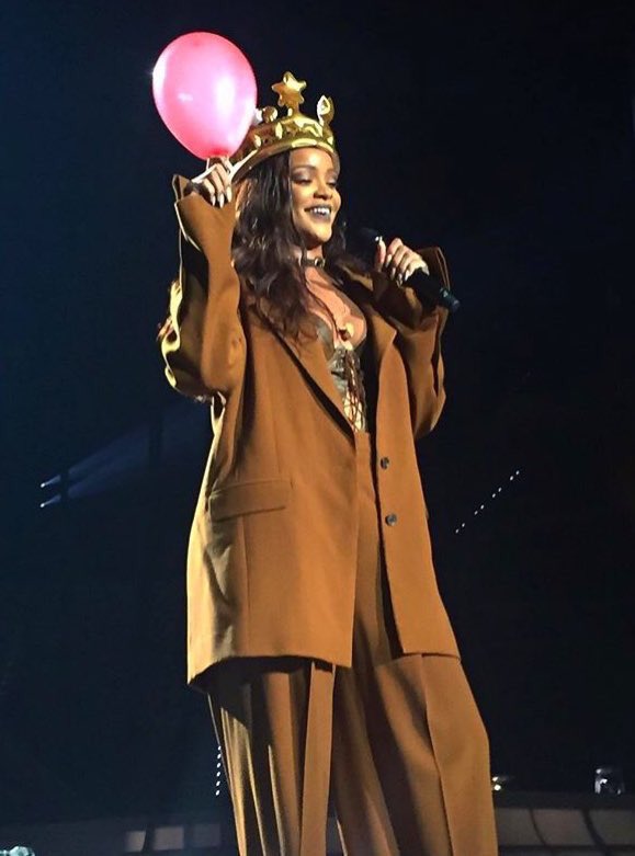 RihannaDaily's tweet photo. QUEEN 👑🎈 https://t.co/omUDhhE1Du
