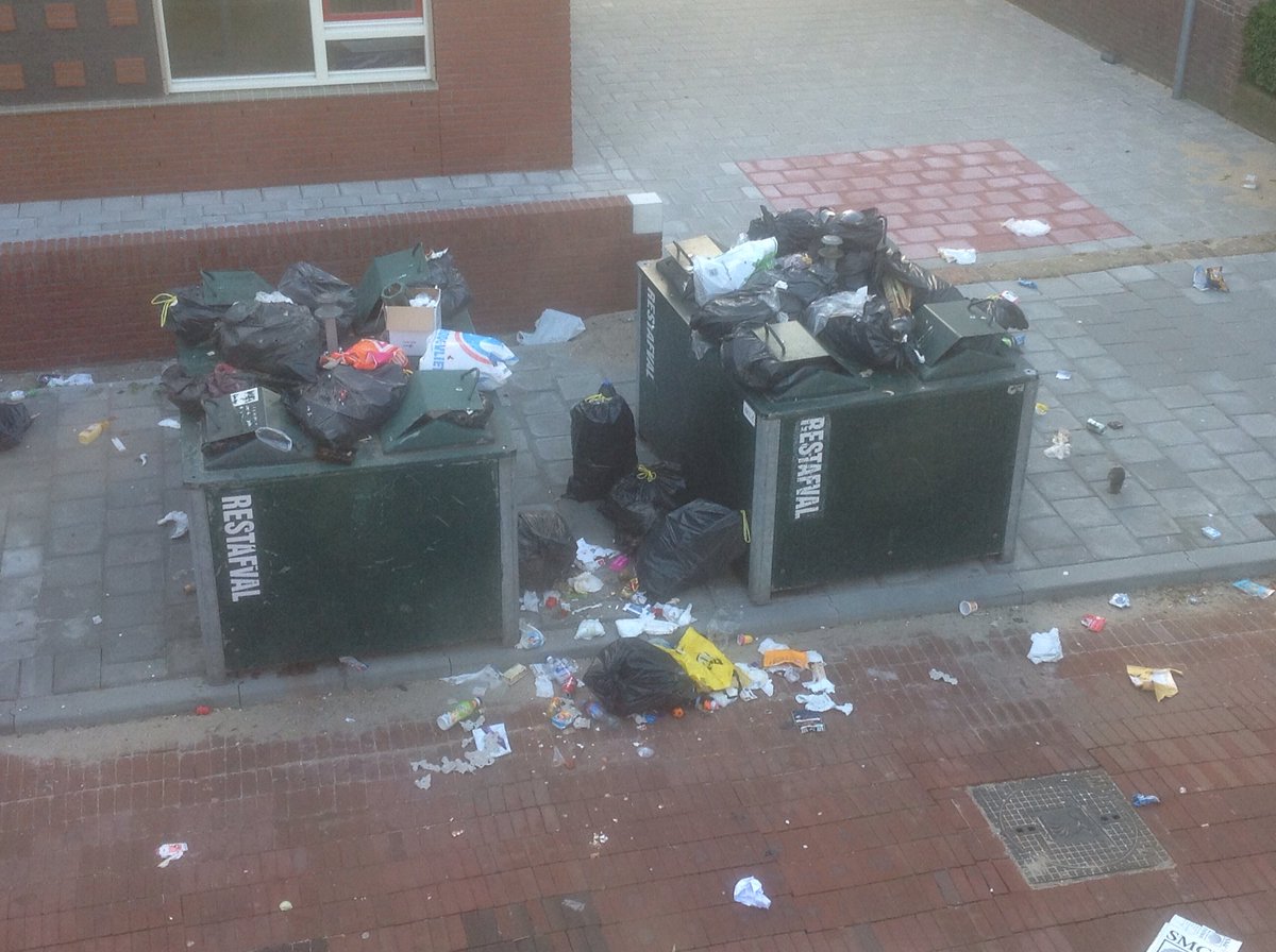 JimMuijselaar's tweet photo. @GemeenteDenHaag bedankt! De containers zijn zondag geleegd. Hoe gaat de gemeente dit in de toekomst voorkomen???? https://t.co/GLrR4lkDiH