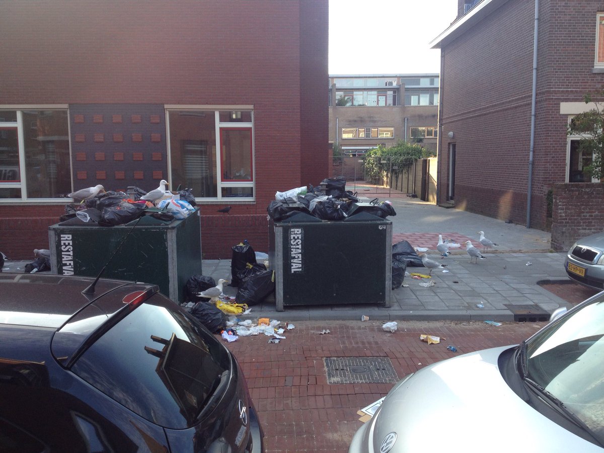 JimMuijselaar's tweet photo. @GemeenteDenHaag bedankt! De containers zijn zondag geleegd. Hoe gaat de gemeente dit in de toekomst voorkomen???? https://t.co/GLrR4lkDiH