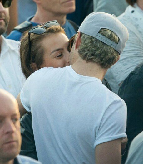 WorldNotes1D's tweet photo. "Niall abraza a su nueva novia, y le da un bello afecto de cariño durante el festival británico en Hyde Park". https://t.co/ObqYz0wQam