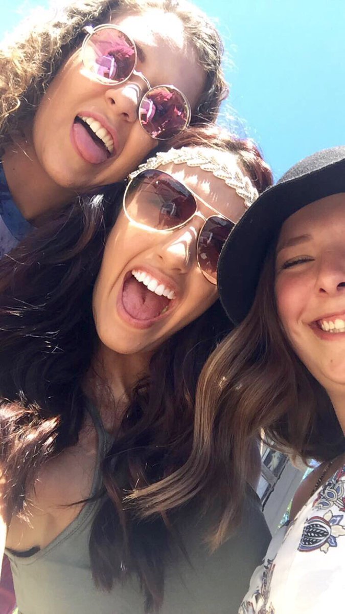 ChloeFry15's tweet photo. I miss big gig with these hippies. 🌻 https://t.co/AmCWyWwUJO