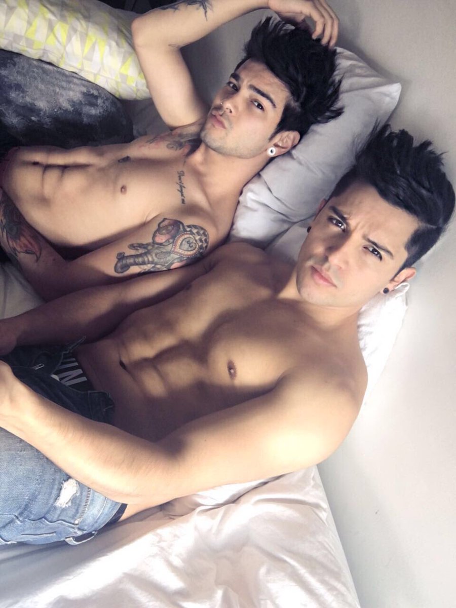 Instagram: christiancastiblanco  🎈 me gusta como contrasta tu piel con m...