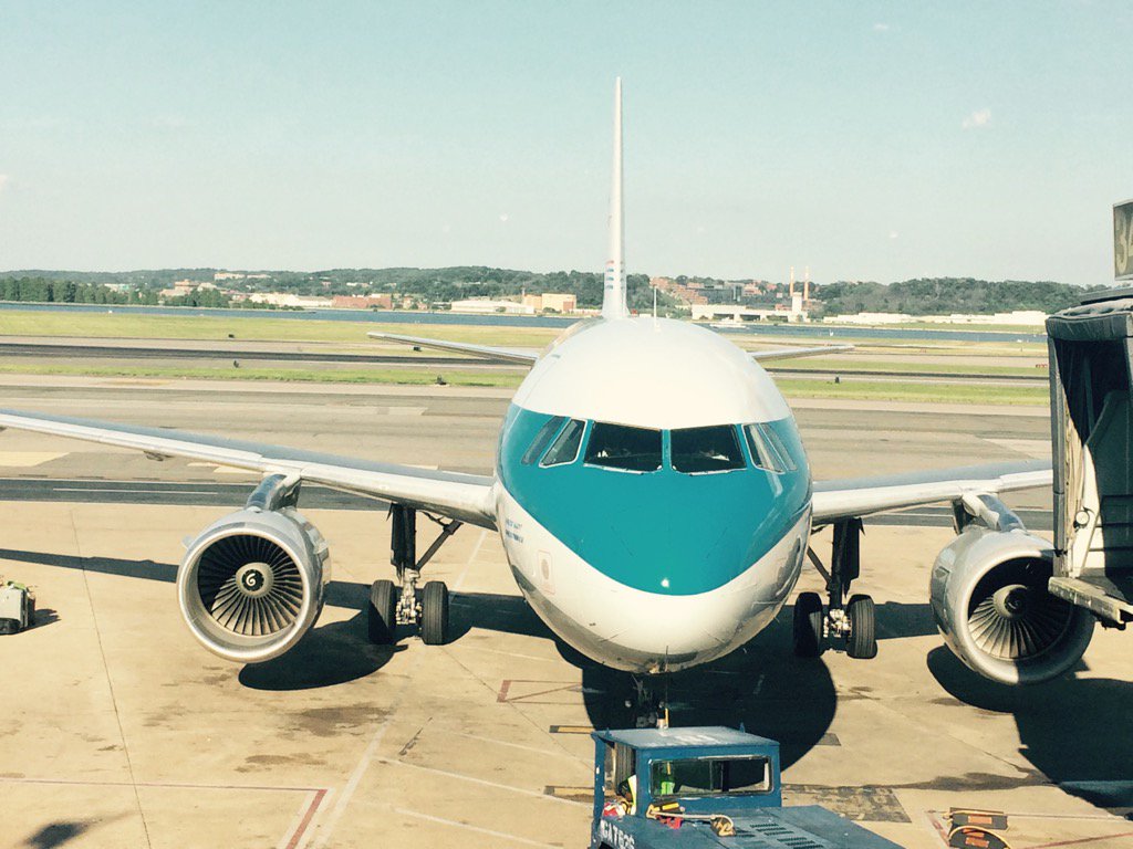 BrianKal's tweet photo. It's #retroAA @AmericanAir @Reagan_Airport @DCATravelersAid https://t.co/q9rWjhTOkG
