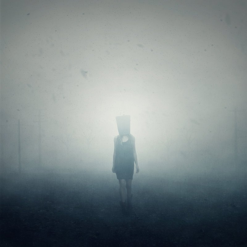 Размытая тень. Человек в тумане. Силуэт в тумане. Девушка в тумане. Силуэт человека в тумане.