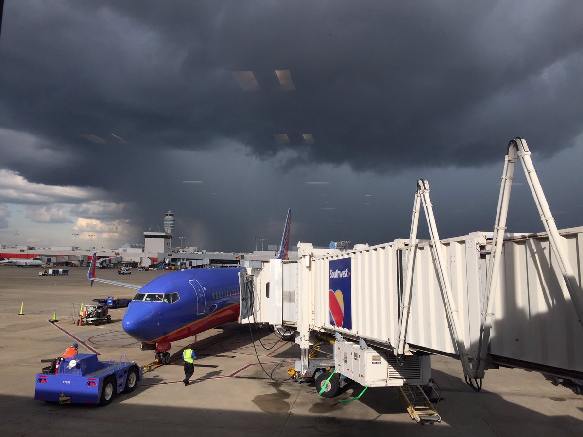 VERY bumpy descent into Atlanta just now. Passengers gasped!  Storms blasting into the airport. <a href="/mikebettes/">Mike Bettes</a> <a href="/AMHQ/">America’s Morning Headquarters</a>