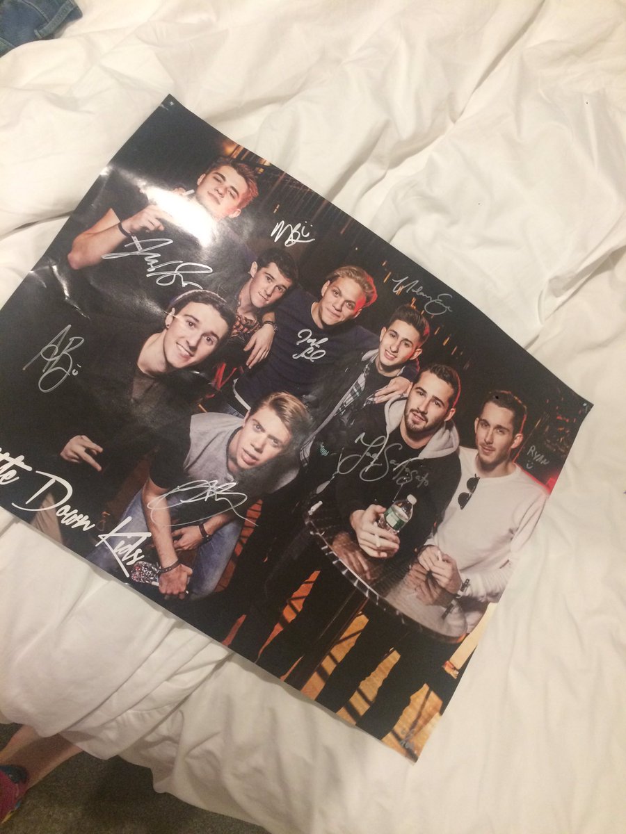 sdkmannntv's tweet image. Was listening to a @JoeSantagato podcast where he said he&apos;d kill someone if they bought a poster with him on it...