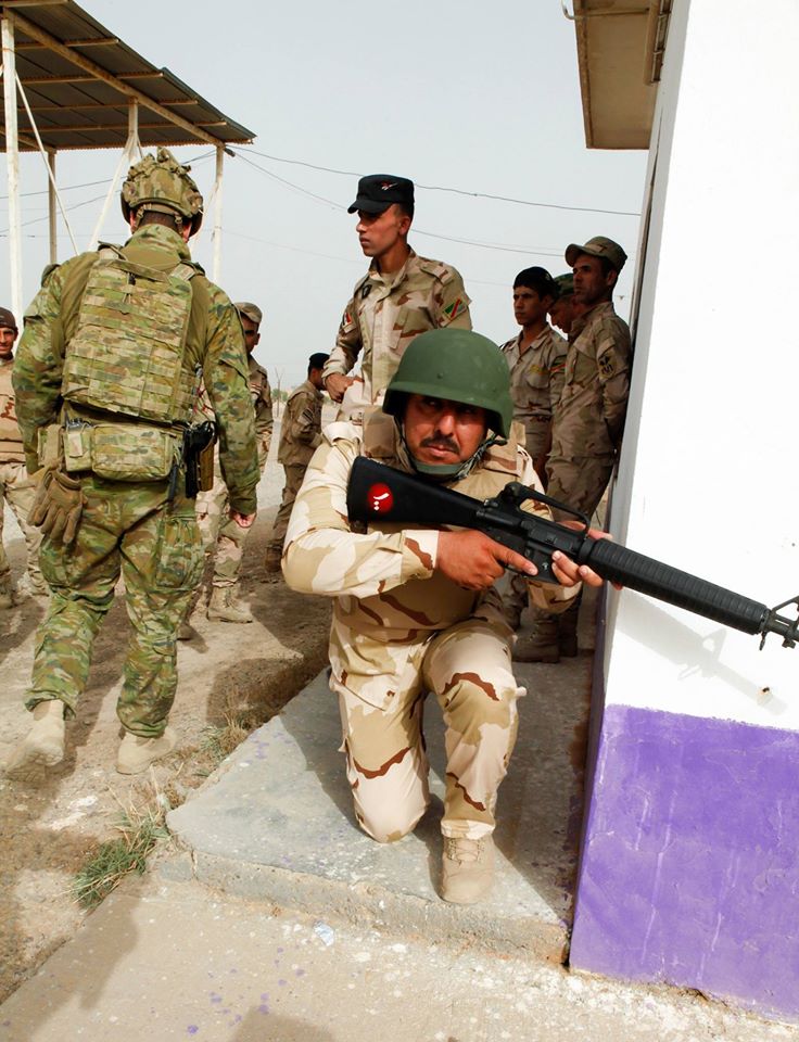 تدريبات الجيش العراقي الجديده على يد المستشارين الامريكان  - صفحة 4 CnHpCUiWAAA4db0