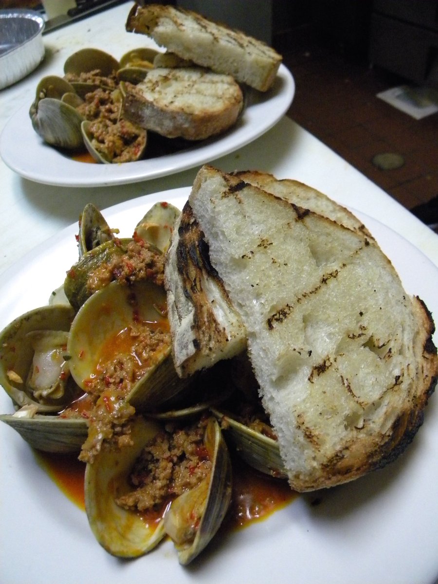 BowerySt's tweet image. Two orders of Littleneck #Clams #Spicy #CalabrianSausage, #Garlic, #Vermouth &amp;amp; #Ciabatta from #DelanceyHollywood