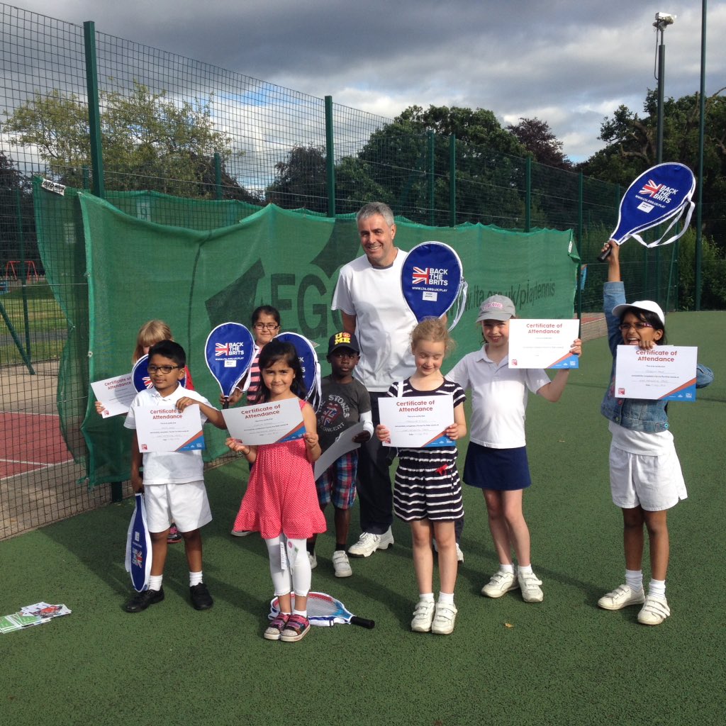 MemorialParkCTC's tweet photo. Fun final #tennisforkids session.great energy from the children too. Well done parents! @MidsTennis @ICTTennis https://t.co/cvuyAsfdYk