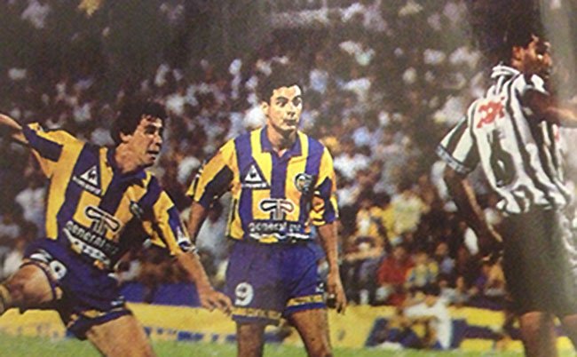 enunabaldosa's tweet photo. Central había perdido 4 a 0 en Brasil y llegaba #DePunto ante Mineiro. Lo remontó y ganó la Conmebol 95 por penales. https://t.co/KsCHZZAR4l