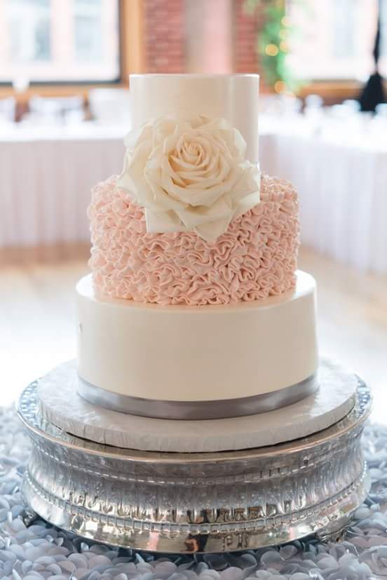 MelissaWedding's tweet photo. Such a beautiful #weddingcake https://t.co/ht7CDoBkus https://t.co/FXHVq8nPwd
