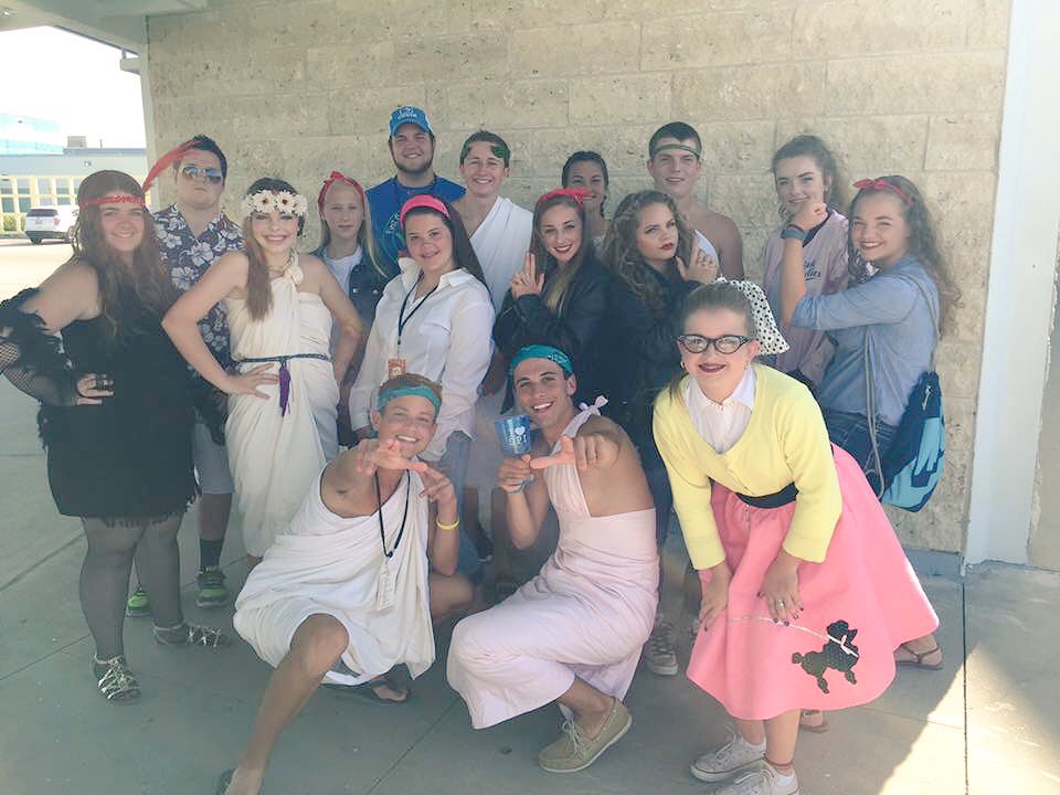 JeannieRickele's tweet image. I miss my guys, but I think they're having fun! #fitspadre16 #funintheson @FirstPCOYouth 🌴🏐☀️ #decadesdance 💃🏼