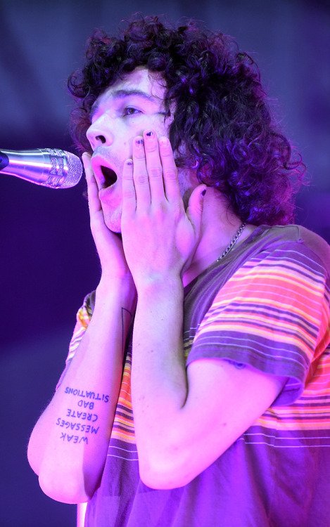natat4t's tweet photo. me when i heard @the1975 playing on a commercial https://t.co/l73b4e1uvx