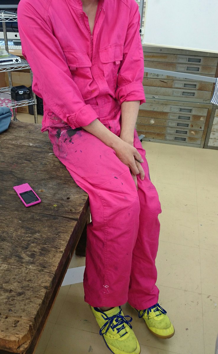 文化学院 No Twitter イラストレーターのt先生 蛍光ピンクのツナギに蛍光イエローの靴が光ってます 音楽プレイヤーも蛍光ピンク 若造たちには真似できないね