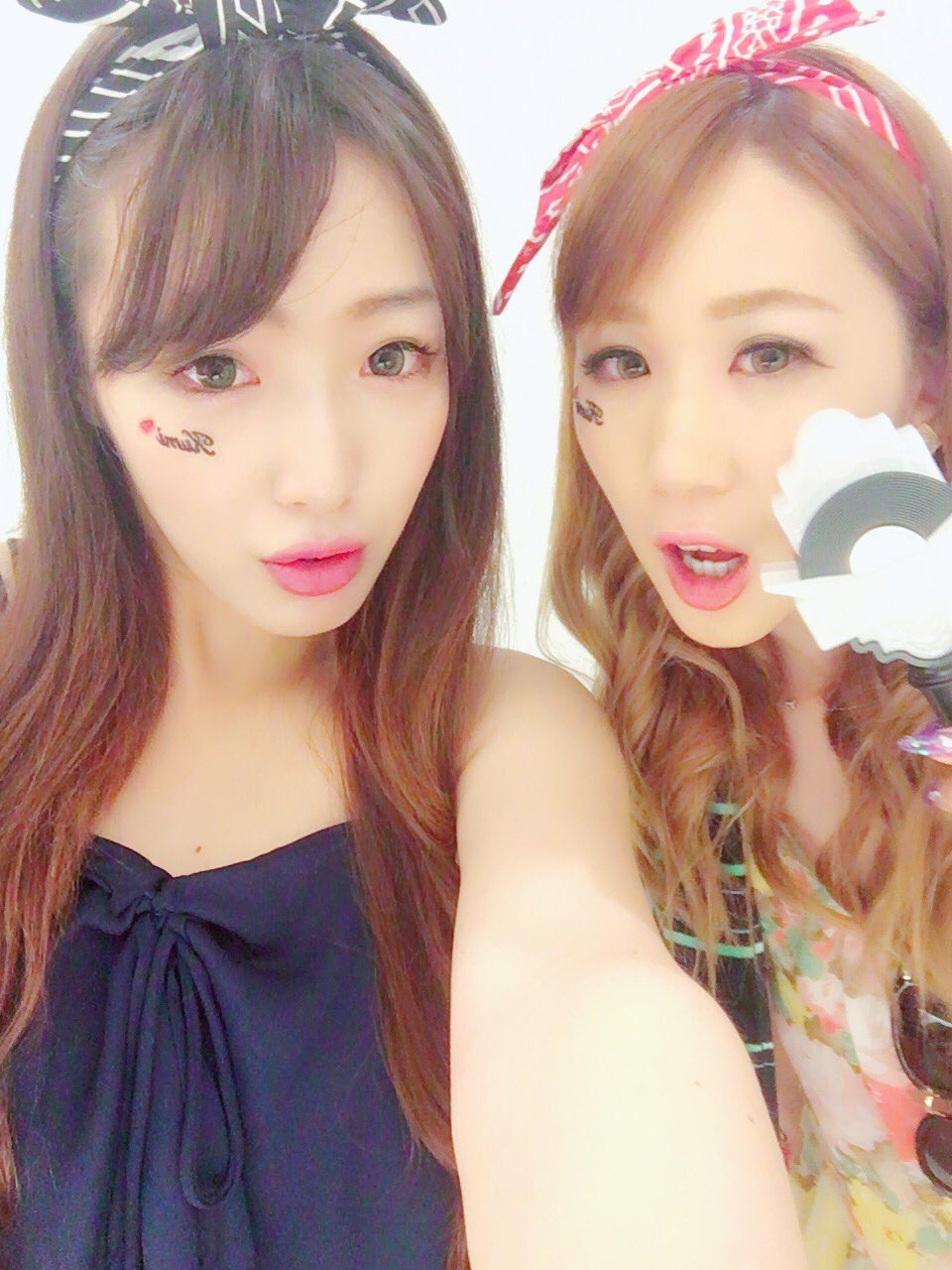 さんご娘ほのか 休日 少しおめかしして めいと倖田來未のライブに高知市まで行ってました なんとめいは宿毛市でネイル サロンをやっています とてもリーズナブルで 私たちが顔に貼ってるボディジュエリ なんかも出来ちゃいます 是非行ってあげて