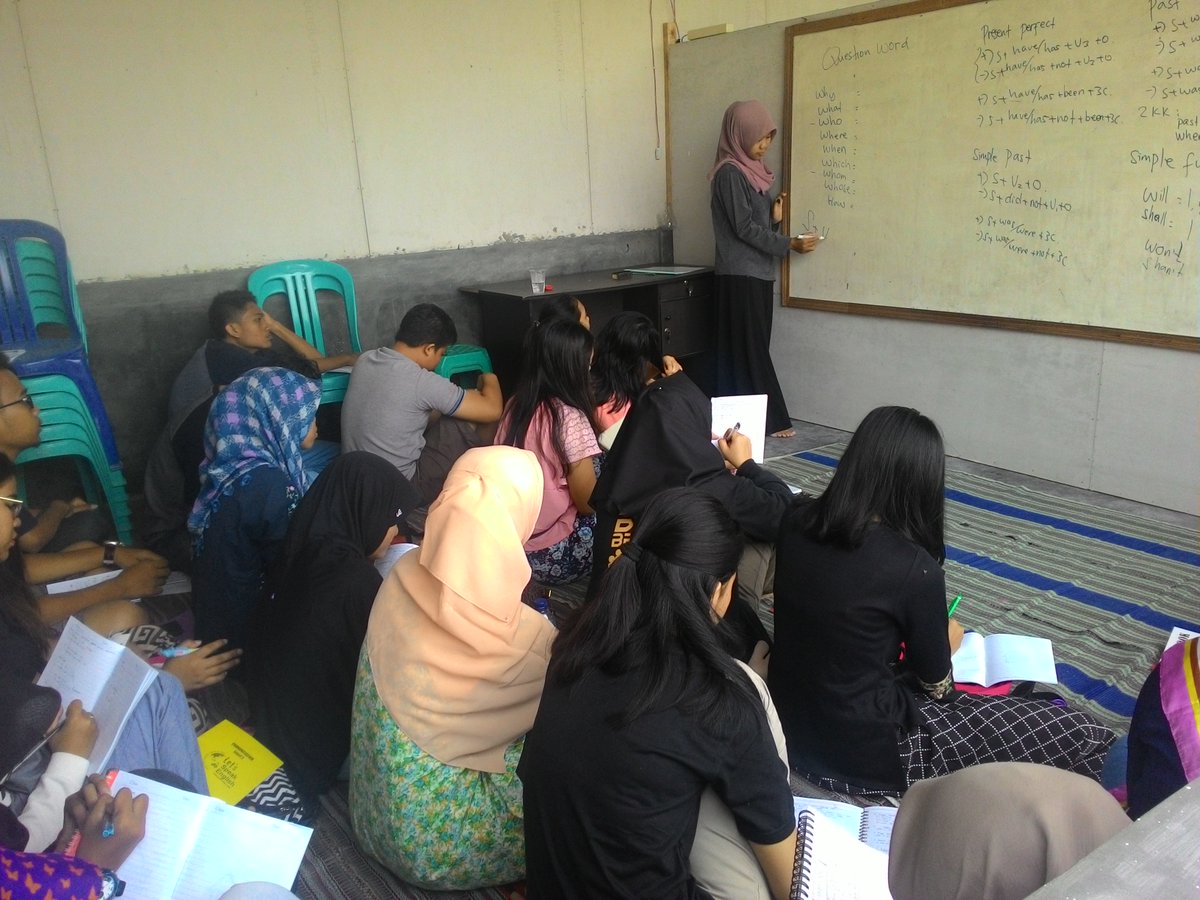 parediseila's tweet photo. Class 2A.. Grammar Clasa with Ms Nissa..
#PareDise #KampungInggris Let's Speak English! https://t.co/FvJsEE4OOG