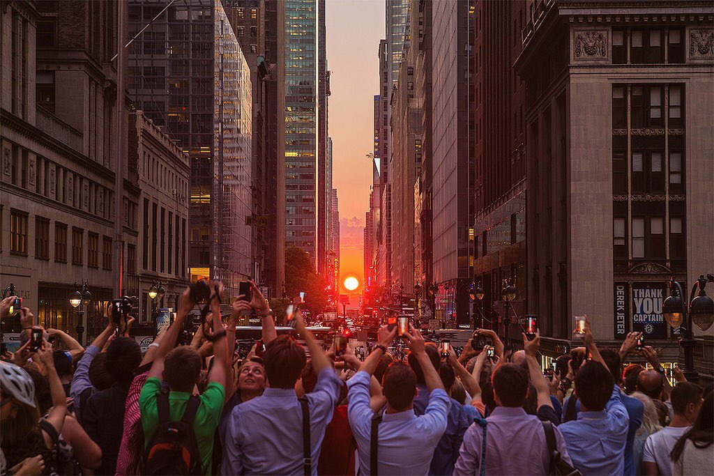 ThamKhaiMeng's tweet photo. Every year thousands of worshippers with phones flock to #Manhattanhenge to pay respect to the summer solstice. https://t.co/LobdMKQMqU