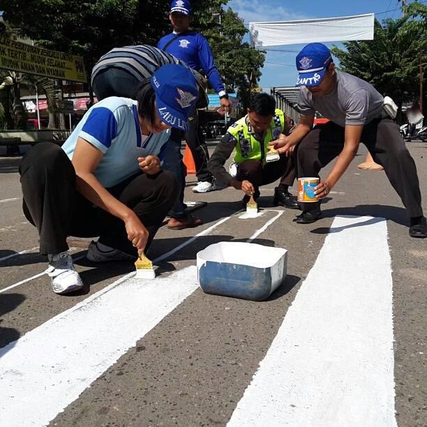 Yuk patuhi peraturan untuk berhenti di blkg Garis Stop. Ingat, pada garis tersebut terdapat hak penyeberang jalan.