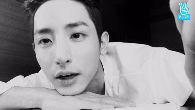 Vliveofficial's tweet photo. 늦게 잠드는 덕후가 계를 탄다...8ㅅ8 운빨로맨스 새벽 촬영 중간에 급 찾아온 개뤼~ 흑백 필터라 현실감 노노 그림 같은 잘생쁨 #이수혁 #leesoohyuk >>https://t.co/0WECHL5Lu7 https://t.co/MwjJqJ4QYq