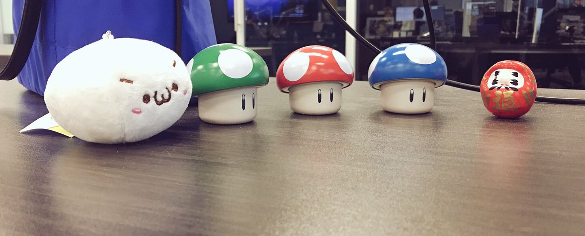 azhangx's tweet photo. Also decorated my desk a little at work, kinda hard to decide what to put.. https://t.co/wemt5tfOYN