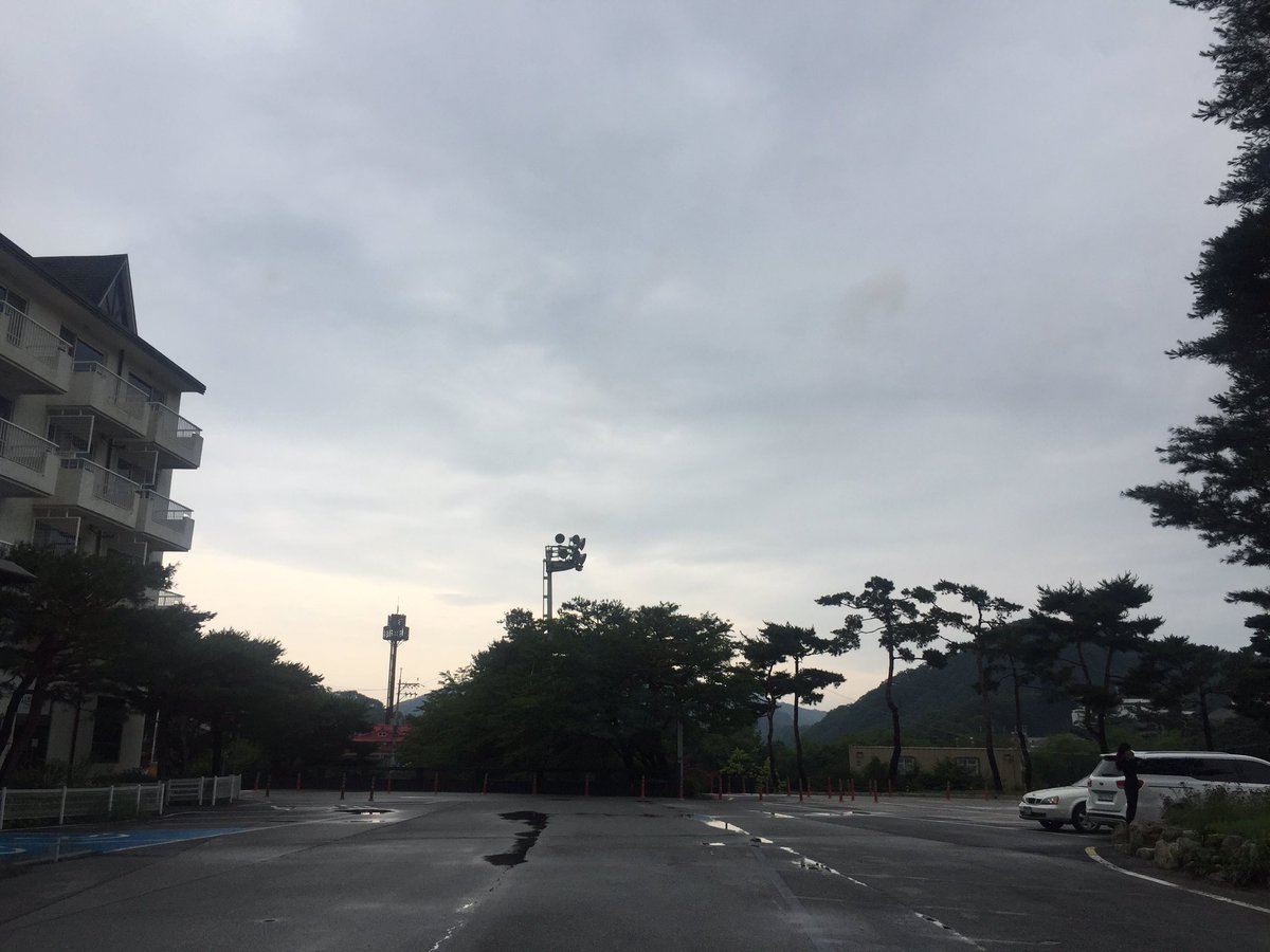 어제밤 현장에는 부슬비가 내렸습니다. 오늘도 날씨는 흐림. #valleyrockfestival2016 D-9