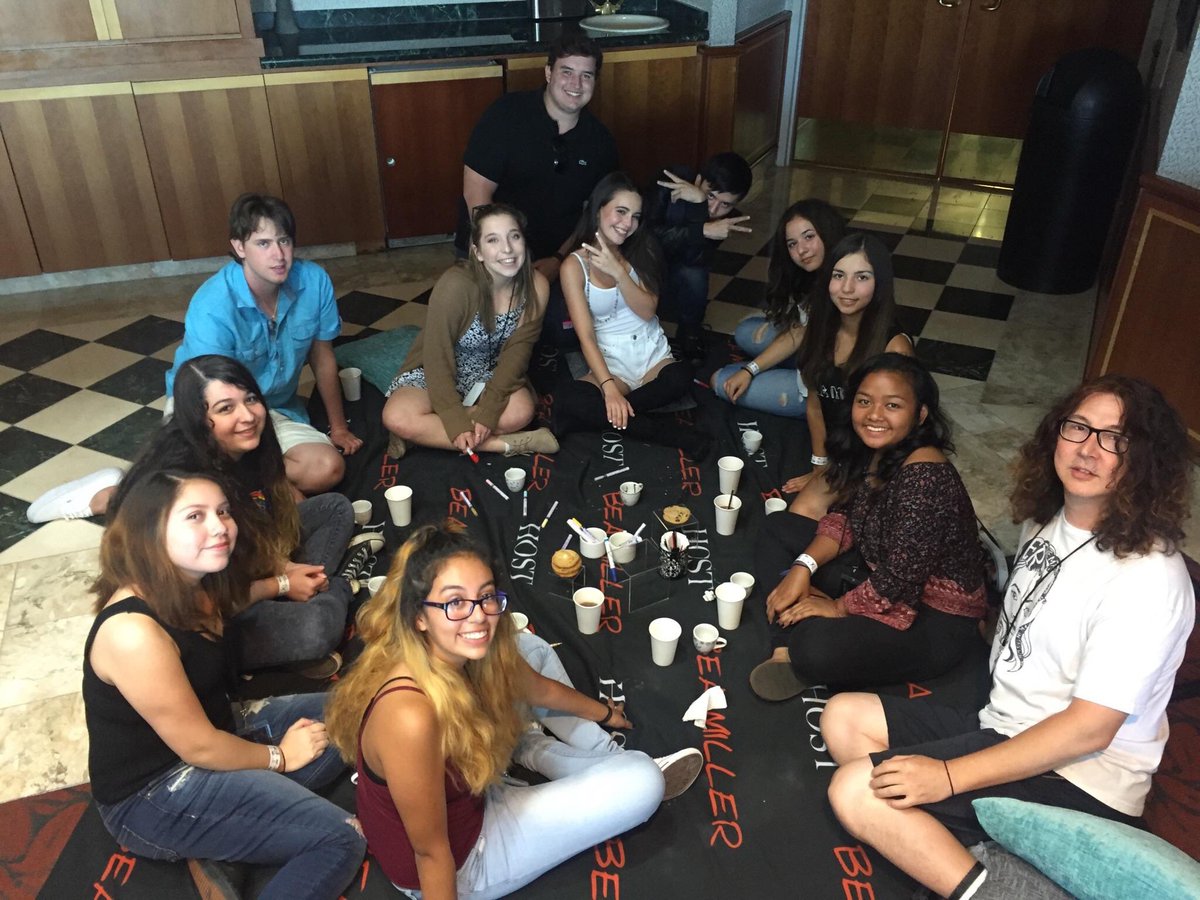 BeaMiller__FR's tweet photo. #PHOTOS Lors du #TeaWithBea à Anaheim (CA). https://t.co/cgsQnkvEoG