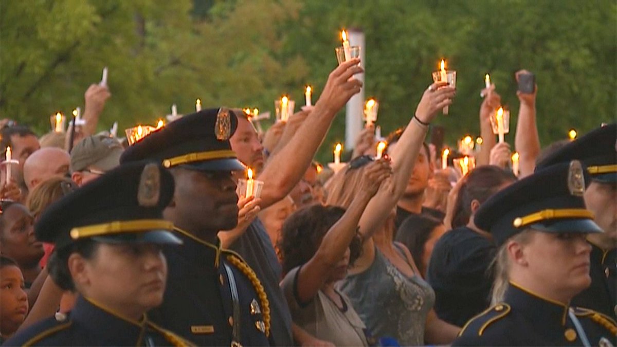 wfaa's tweet photo. Candles glimmered in the heart of our city to honor the deaths of Dallas officers  #StandUnited https://t.co/L9GvD2vMJR
