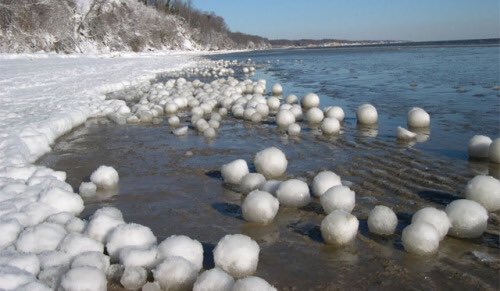 SeriousStrange's tweet photo. Ice balls form when strong winds and waves change direction. https://t.co/1KOguLquIP