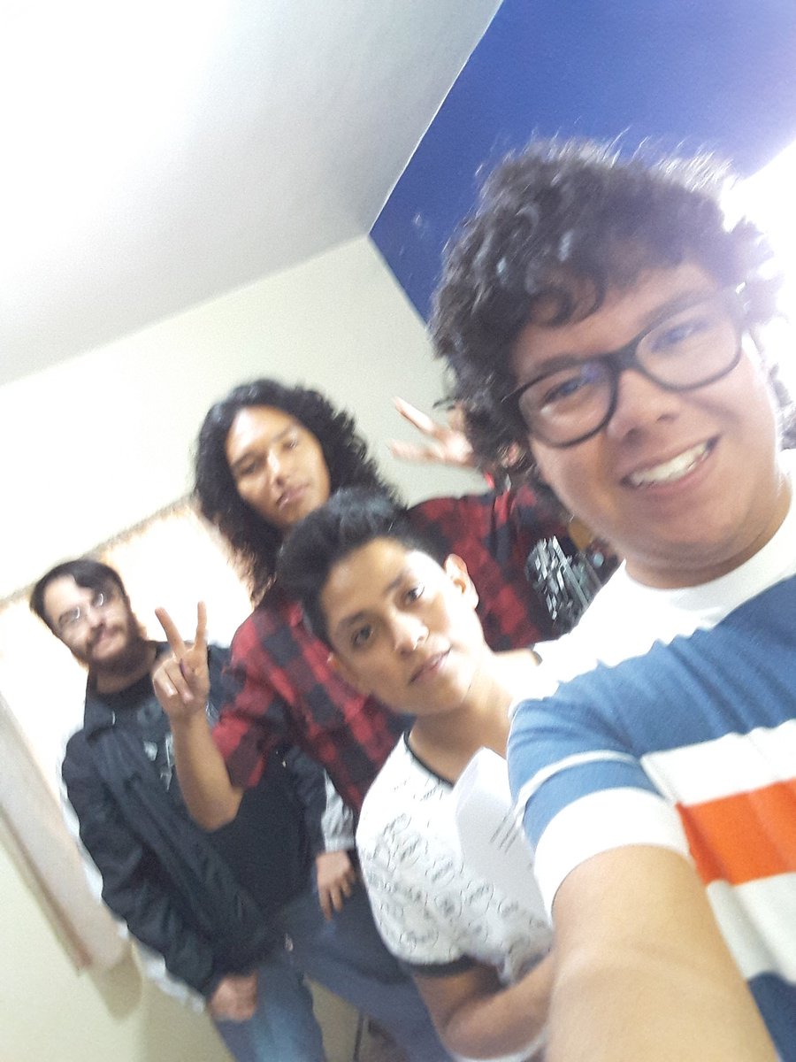 TeamCarlosChavo's tweet image. #Grabando
#LunesDeGanarSeguidores 
#LosChavos
Se viene algo cool