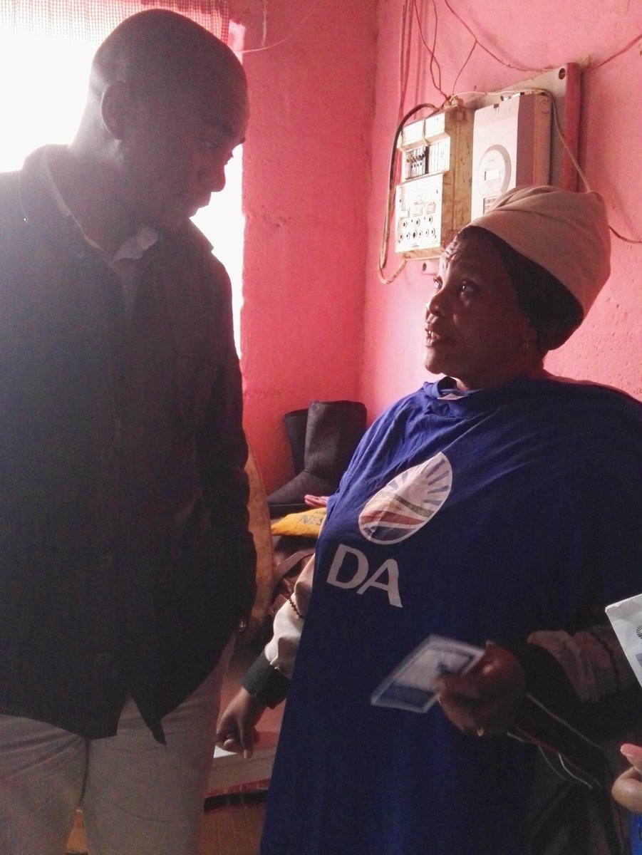 MmusiMaimane's tweet image. Recruiting a new member in Mossel Bay Ward 12. #KeepMakingProgress