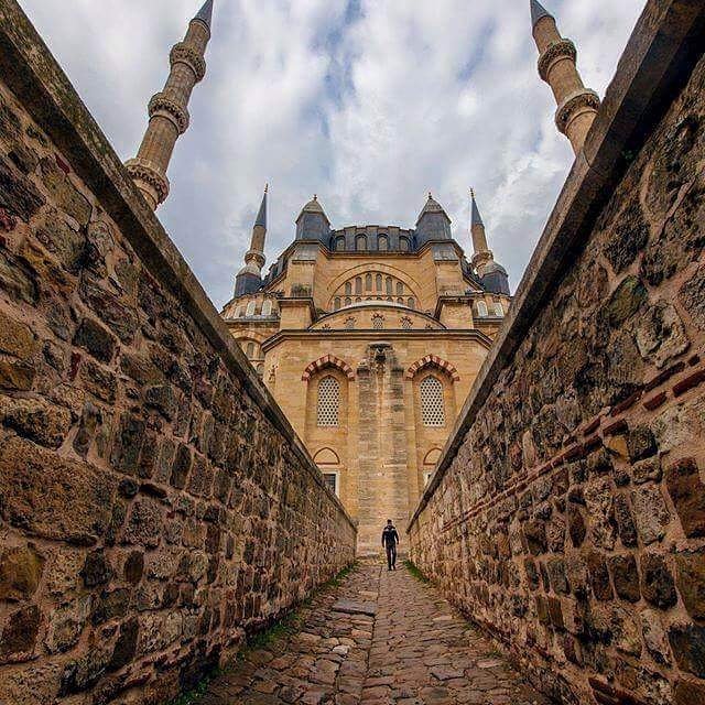 Nereye gidersen git yolun o kapiya düşsun