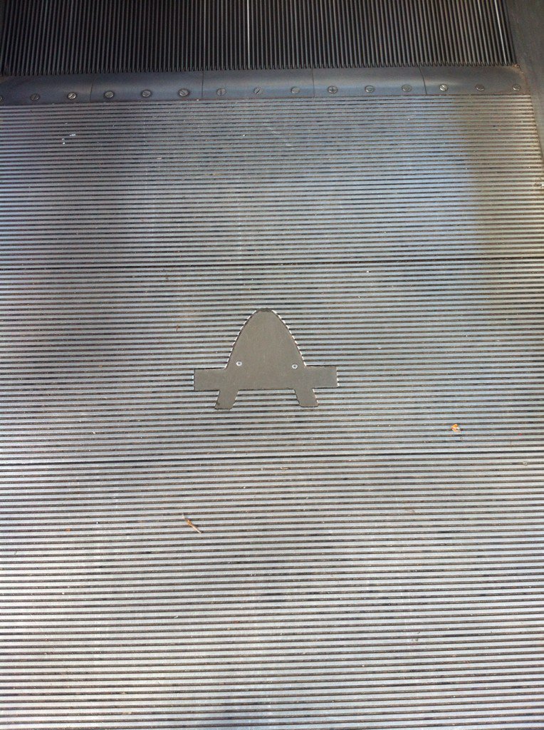 HLEENE's tweet image. Pokemon go bij roltrap centraal station @Treinleven