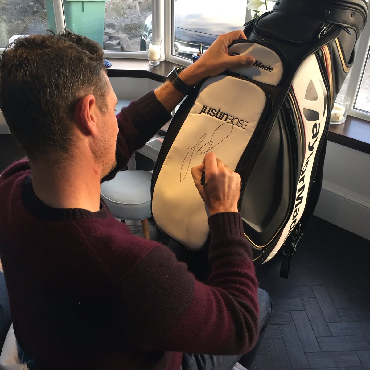 JustinRose99's tweet image. Morning!! Just signed my old bag... Follow @TaylorMadeTour before Sunday night and I'll pick one winner then... 👍🏻