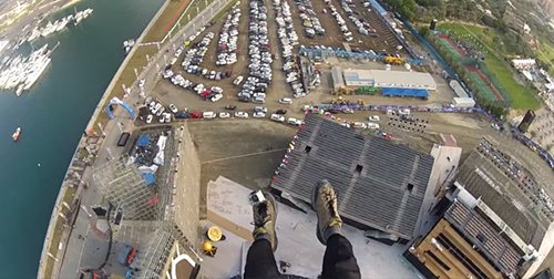 Mancınık sistemini kendilerini fırlatmak için kullanan adrenalin tutkunları! goo.gl/sLa74h