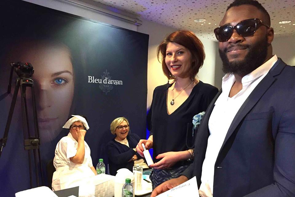 bleudargan's tweet photo. Petit souvenir de la soirée de lancement Bleu d'argan avec notre Guest @GRADIDUR ! #Bleudargan #cosmetic #beaute https://t.co/Jy5KYEIa7d