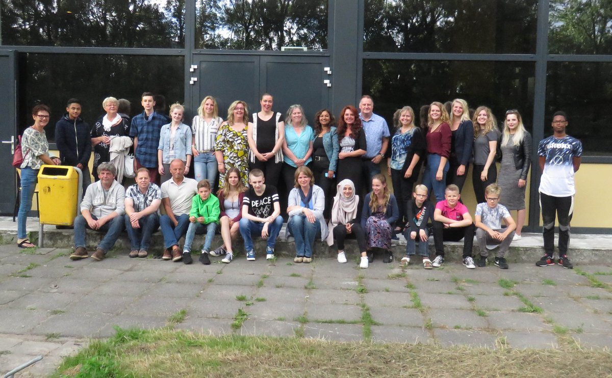 Schoolscool0598's tweet photo. Gisteravond vierden we het #schooljaaruitzwaaifeest. Op de foto van #JanBos een aantal trotse mentoren en mentee's. https://t.co/RRZSc2cJ0b