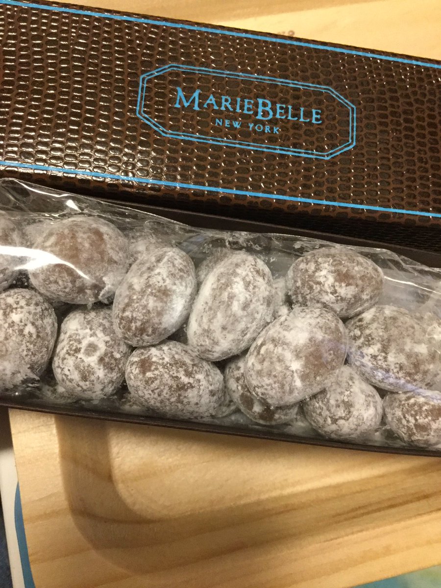 あくあ マリベルの トフィーピスタチオボール ピスタチオがミルクチョコでコーティングされた チョコレートボール 箱もオシャレすぎる シボ加工のよう