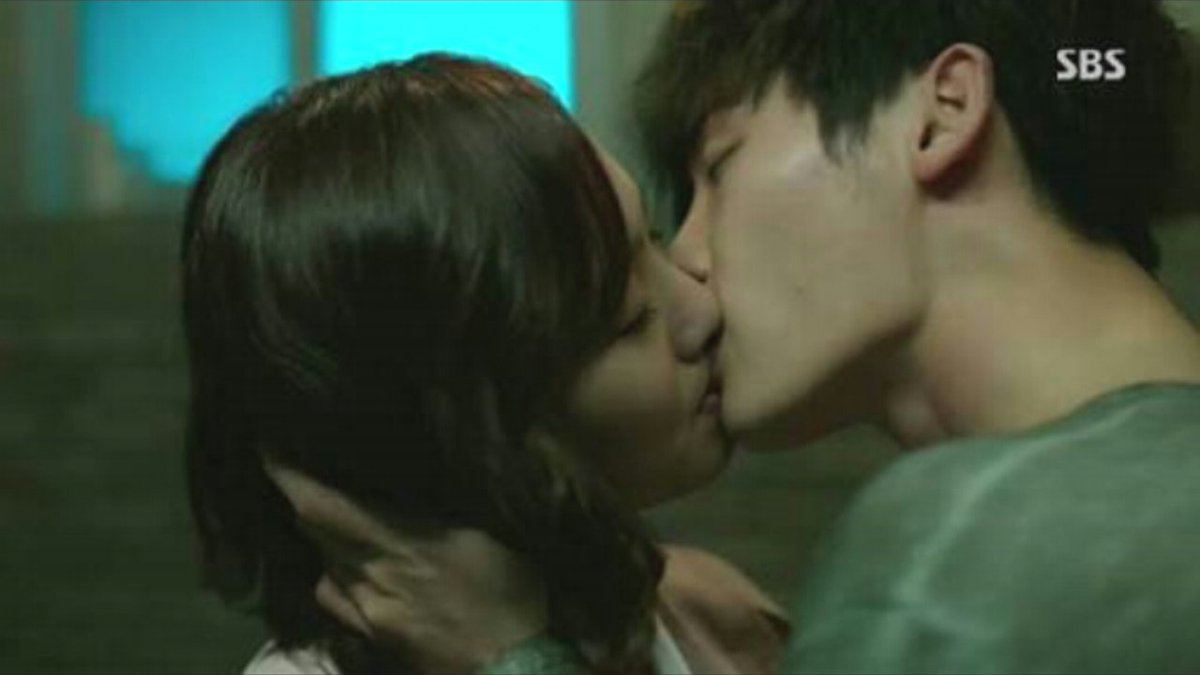 pooko0266withjs's tweet photo. Lee​ Jong Suk - Kiss Scene 💏💏 จูบ​นี้... เจ็บนานนน​ เจ็บลึกไม่ลืม​ 😭😭 #Leejongsuk​ #pooko0266 #ซอกกี้พิ้งค์สีชมพู https://t.co/Nx7jzVrZLS