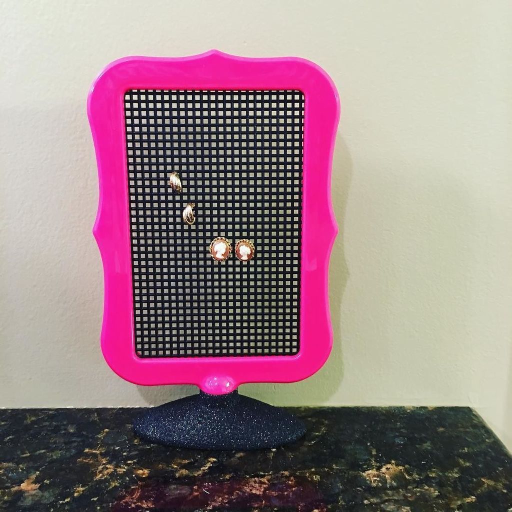 creativecraftr2's tweet photo. #Earring #earringtree #earringorganizer #picture #pictureframe #earringholder  #creativecr… https://t.co/frAgNs3vmq https://t.co/9EoJdSlRw9