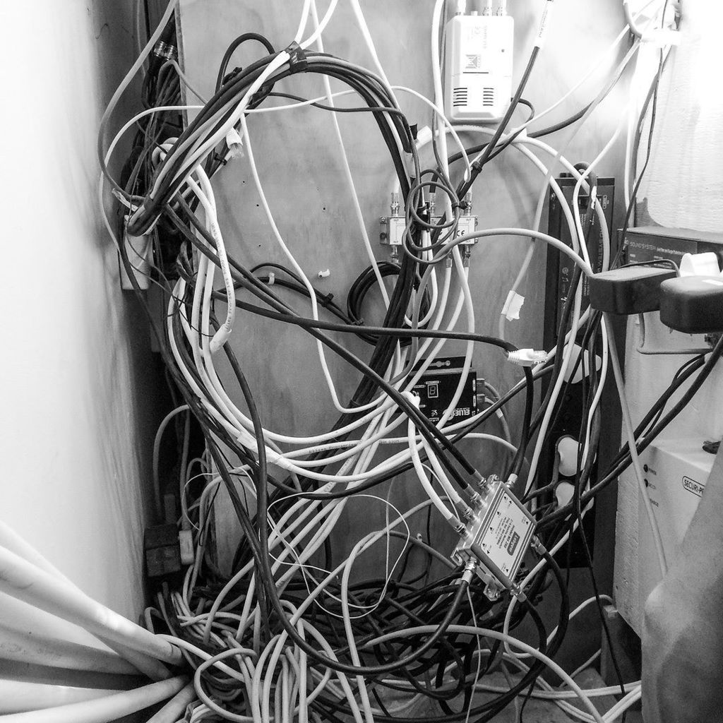 SphereCustom's tweet photo. How not to wire things! #Badpractises what more can we say. This just isnt acceptable, but so many times this is ex… https://t.co/2cKZKO9dgf