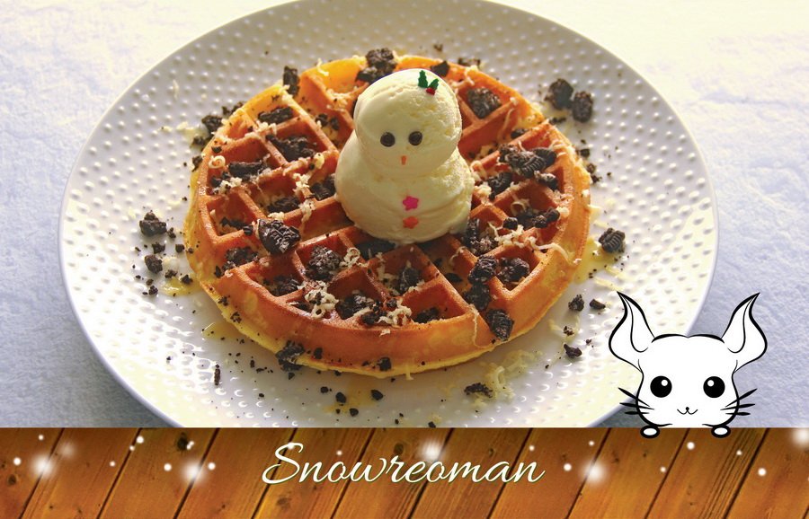 Hai teman! Sudah pernah coba ~Snowreoman~, Waffle dengan topping ice cream vanilla &amp; taburan oreo diatas nya <3 <3